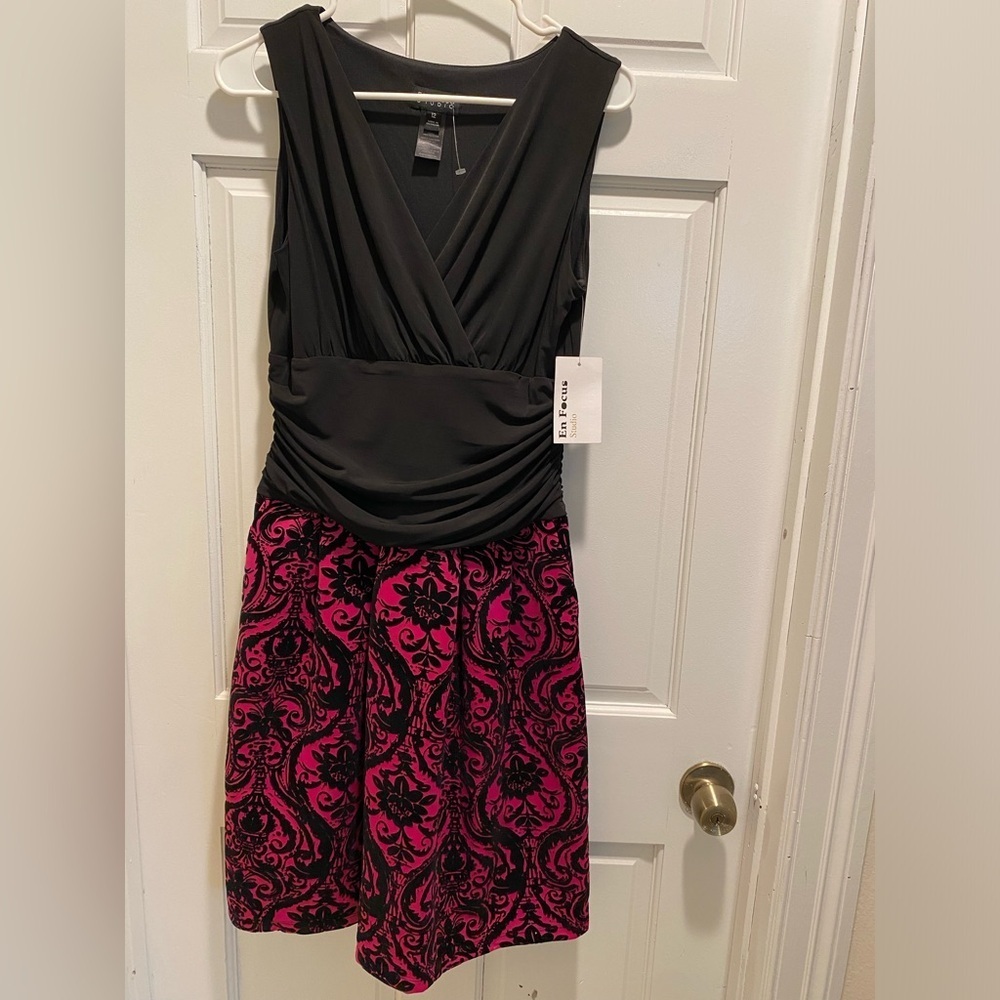 En focus Elegant Black and Pink Floral Skirt - Picture 2 of 3